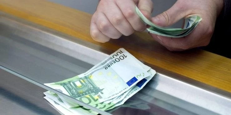 Εφορία: Ανατροπές στις συναλλαγές με μετρητά και τη συλλογή αποδείξεων